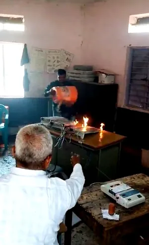 महाराष्ट्र के सांगोला गांव के मतदान केंद्र पर व्यक्ति ने 3 ईवीएम को आग लगाई